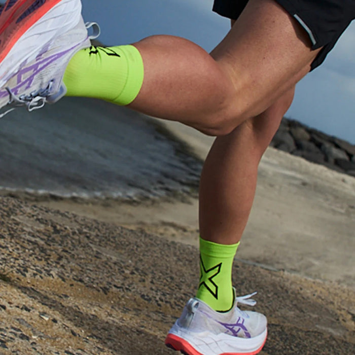 2XU Vectr Socks | Light Cushion | Crew Length | Volt / Black X