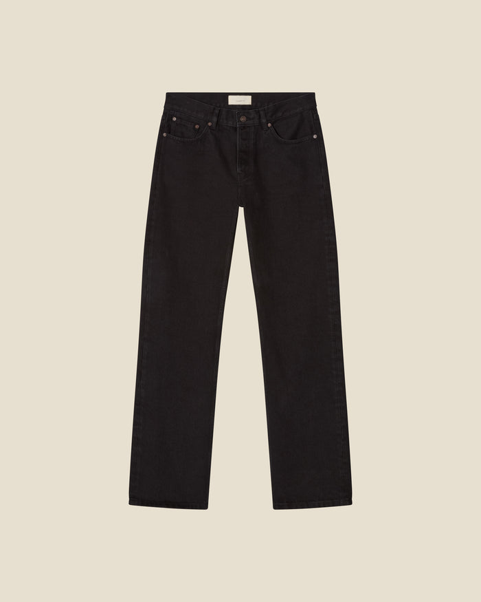 Arrow Black Rinse flat (beige background)