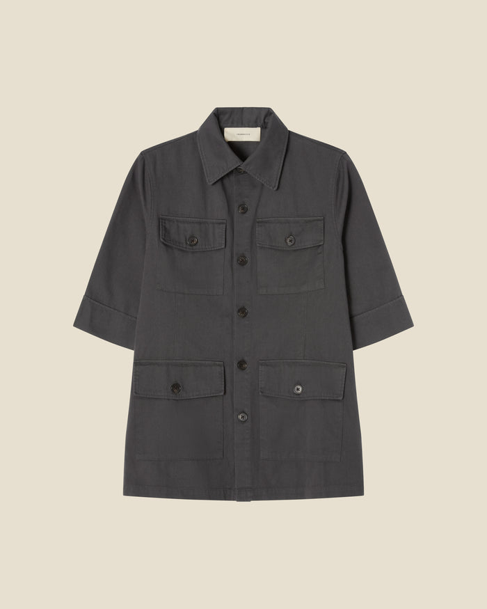 Freya Anthracite flat (beige background)