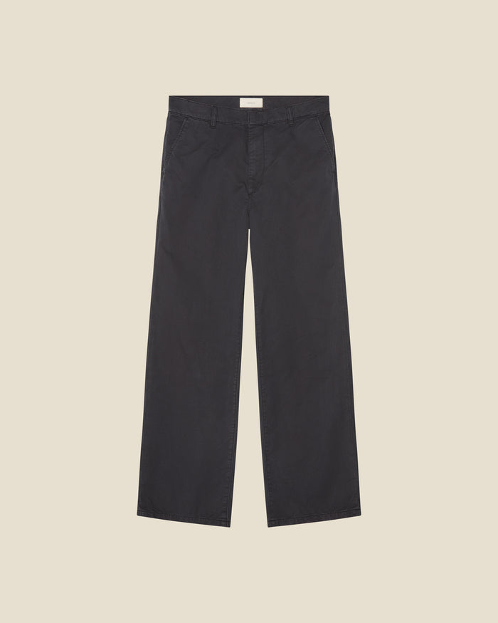 Genua Chino Black Rinse flat (beige background)