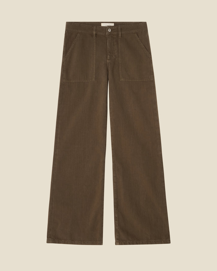 Guell Chevron Khaki Green flat (beige background)