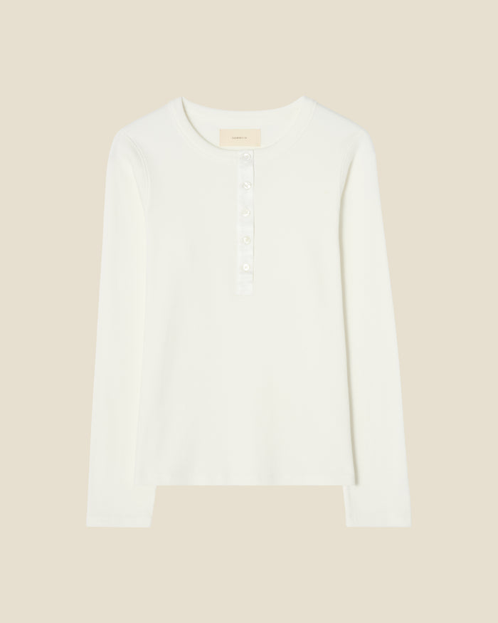 Louise Natural White flat (beige background)